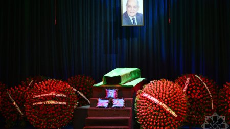 İlham Əliyev və Mehriban Əliyeva Rasim Balayevlə vida mərasiminə əklil göndərdilər