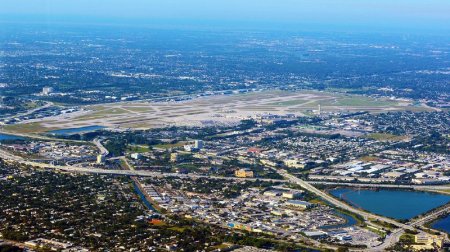 Palm Beach hava limanına Donald Trampın adı verilir