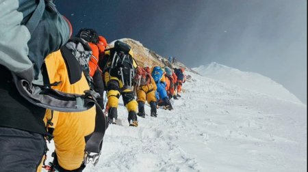 Yeməklərinə peyin qataraq alpinistləri xəstələndiriblər - Everestdə 20 milyonluq fırıldaq