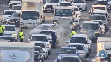 Bakıda yolun ortasında yanan avtomobil belə söndürüldü &ndash; ANBAAN VİDEO