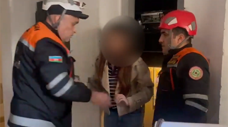 Liftdə köməksiz qalan qadın belə xilas edildi &ndash; VİDEO