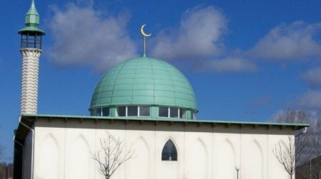 Məscidə qanla xaç çəkildi: Müsəlmanlara açıq təhdid