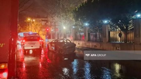 Hərbi Prokurorluğun qarşısında maşın yandı - FOTO/VİDEO