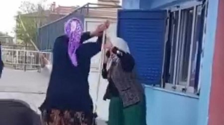 Məktəb yeməkxanasına hücum etdi - Qadınlar əlbəyaxa oldu - VİDEO