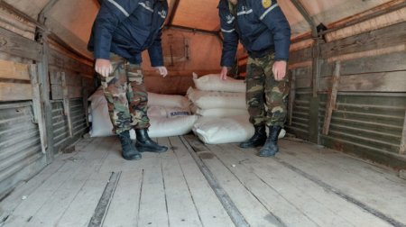 Yolu bağlanan Qonaqkəndə ərzaq aparıldı - FOTO/VİDEO