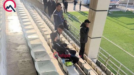 Qurban Qurbanovun cəzalandırdığı Elvin və Abbas tribunadan matça baxdılar - FOTO