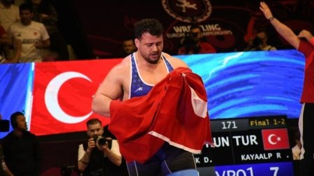 Türkiyəli güləşçi 13-cü dəfə Avropa çempionu olub