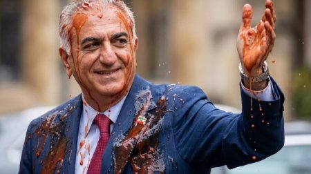 Berlində Pəhləvinin üzərinə qırmızı maye atıldı