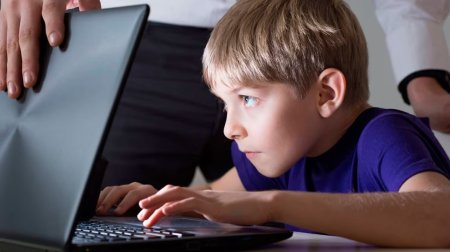 Daha bir ölkə uşaqlar üçün sosial şəbəkələri QADAĞAN EDİR