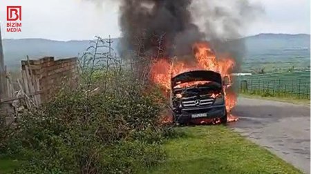 Şəkidə hərəkətdə olan yük avtomobili yandı &ndash; VİDEO