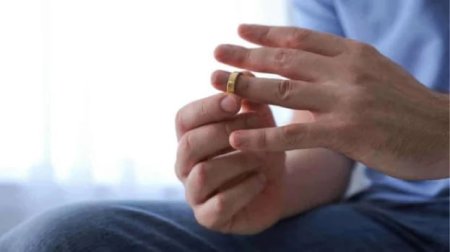 Bəzi kişilər niyə nişan üzüyü taxmır?