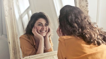 Küçədə, ictimai nəqliyyatda öz-özünə danışmaq... &ndash; Hansı psixoloji problemin XƏBƏRÇİSİDİR?