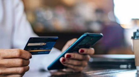 Bank borcu olan müştərinin qohumuna zəng etdi - Cərimələndi