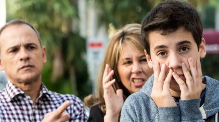 Nəslillərarası &ldquo;SAVAŞ&rdquo; - Öz böyütdüyünü bəyənməyən valideynlər, yoxsa &ldquo;at oynadan&rdquo; övladlar?