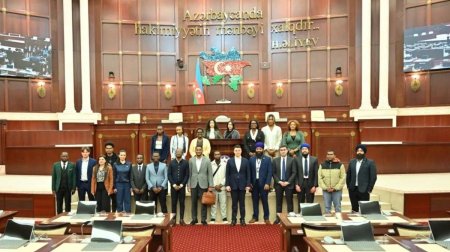 Beynəlxalq gənclər forumunun bir qrup iştirakçısı Milli Məclisdə - FOTO