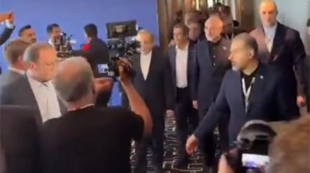 İran heyəti ABŞ nümayəndələri ilə şəkil çəkdirməkdən imtina etdi - VİDEO