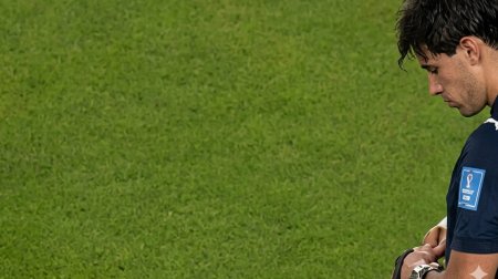Futbolçu hakimin saatını oğurlayıb qoluna taxdı - DÇ-də qəribə hadisə - VİDEO
