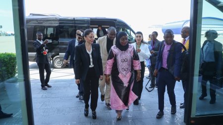 Mozambik parlamentinin sədri Azərbaycana gəldi &ndash; FOTO