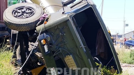 Ermənistanda yanacaq daşıyan yük maşını qatara çırpıldı
