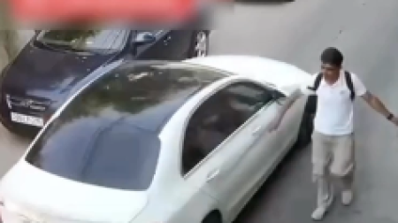 Yeni DƏLƏDUZLUQ üsulu: Qəsdən telefonu maşına vurub pul tələb edirlər &ndash; VİDEO