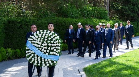 TDT ölkələrinin rəsmiləri Fəxri Xiyabanı və Zəfər abidəsini ziyarət etdilər &ndash; FOTO