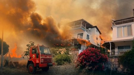 Türkiyədə meşə yanğını: Alovlar yaşayış məntəqələrinə sıçradı - FOTO