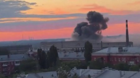Rusiyanın "İskəndər" istehsal edən zavodunun VURULDUĞU AN - VİDEO
