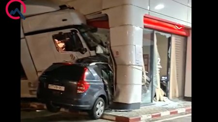 Yük maşını yanacaqdoldurma məntəqəsinə çırpıldı &ndash; Video