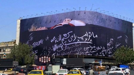 Tehranda Trampın nəhəng plakatı yerləşdirildi