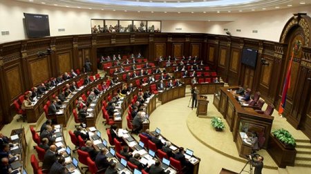 Azərbaycan əleyhinə sərt açıqlamalar verən Knyaz Həsənov Ermənistanda yeni parlamentin iclasına sədrlik edir - FOTO