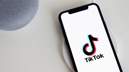 Canlı yayımda qadınları söyən "tiktoker" CƏRİMƏLƏNDİ