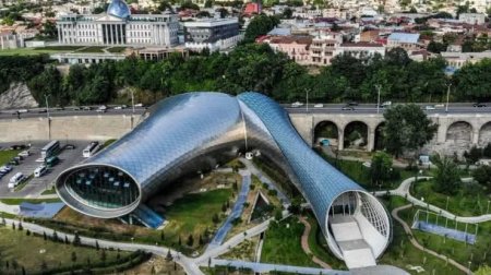 Saakaşvili dövrünün simvolu sökülür- Tbilisinin ən məşhur yeni tikilisi idi - FOTO