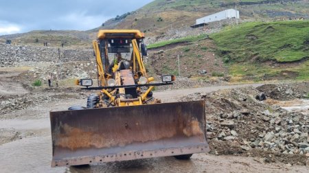 Güclü leysan Daşkəsəndə yolu bağladı, kəndlə əlaqə kəsildi - FOTO