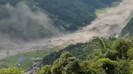 Çin və Nepal arasındakı sərhəd-keçid məntəqəsində torpaq sürüşməsi &ndash; VİDEO