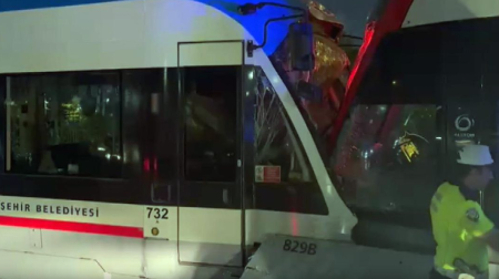 Türkiyədə daha bir QƏZA: tramvaylar üz-üzə toqquşdu - VİDEO
