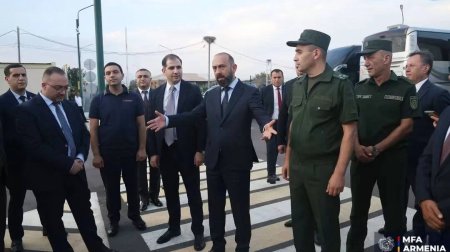 Ararat Mirzoyan xarici ölkə səfirləri ilə Türkiyə sərhədində