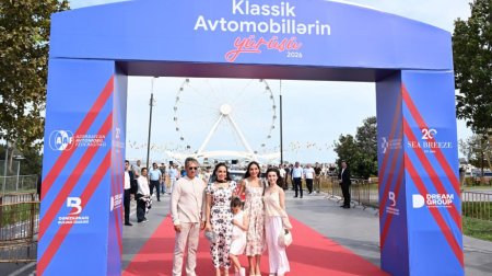Leyla Əliyeva və Arzu Əliyeva klassik avtomobillərin yürüşünü izləyiblər