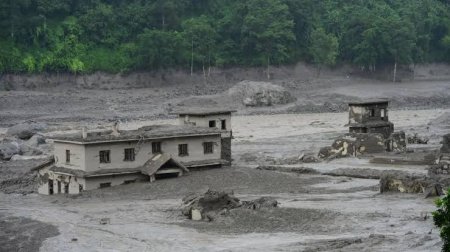 Nepalda 10 gün sonra dağıntılar altından daha iki nəfər sağ tapıldı - VİDEO