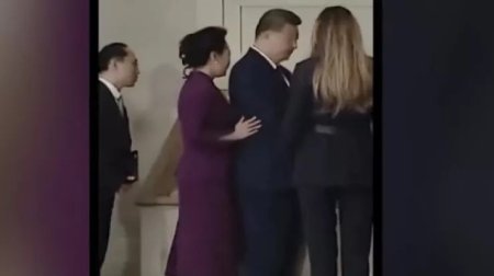 Həyat yoldaşı Çin prezidentini Trampın arvadına qısqandı - VİDEO