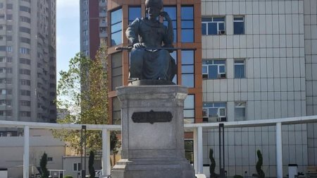 Bakıda Şah İsmayıl Xətainin heykəlində 33 İL SONRA ÜZƏ ÇIXAN YAZI &ndash; FOTO