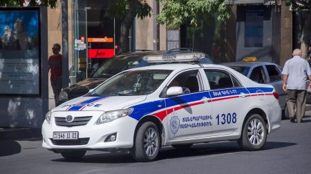 Ermənistanda iki polis güllələndi