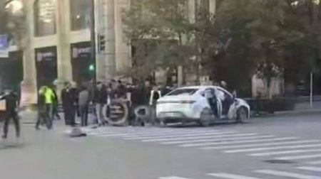 Bakıda avtomobillər toqquşdu: BYD aşdı - VİDEO