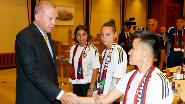 Ərdoğan Azərbaycan millisinin futbolçuları ilə görüşdü - FOTO