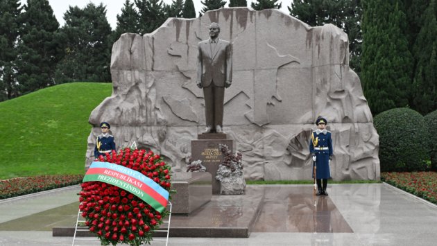 Prezident və birinci xanım Heydər Əliyevin məzarını ziyarət etdilər