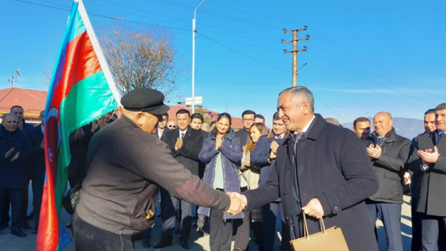 İlk köç karvanı Kərkicahana çatdı, açarlar təqdim olundu &ndash; FOTO