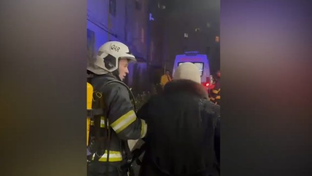 Lökbatanda yaşayış binası yanıb, sakinlər təxliyə olunub - VİDEO