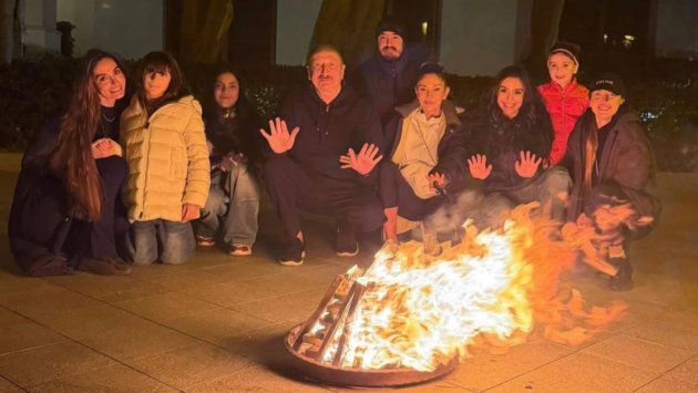 Prezident ailəsi ilə tonqal ətrafında - FOTO