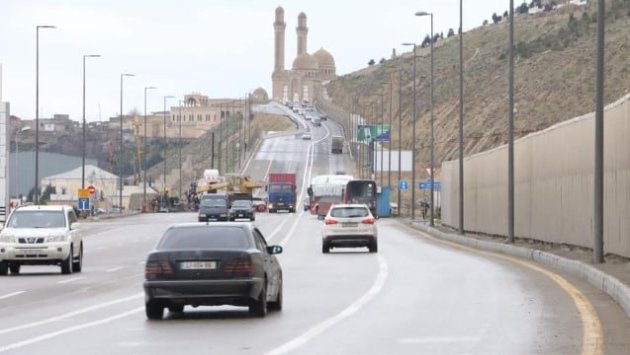 Paytaxtda torpaq sürüşməsi TƏHLÜKƏSİ &ndash; Bu yolda hərəkət məhdudlaşdırıldı