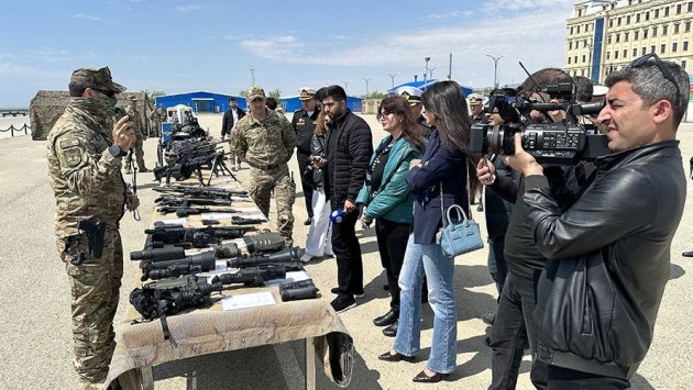 Jurnalistlərə müasir silah və döyüş texnikası göstərildi &ndash; Təlim-treninqdən GÖRÜNTÜLƏR