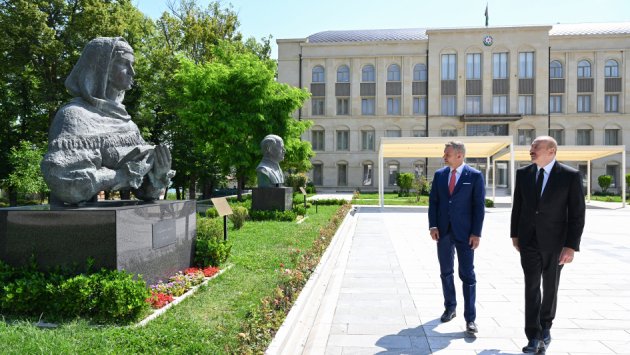 Prezidentlər Şuşada işğal dövründə güllələnmiş büstlərə baxdılar &ndash; FOTO - VİDEO